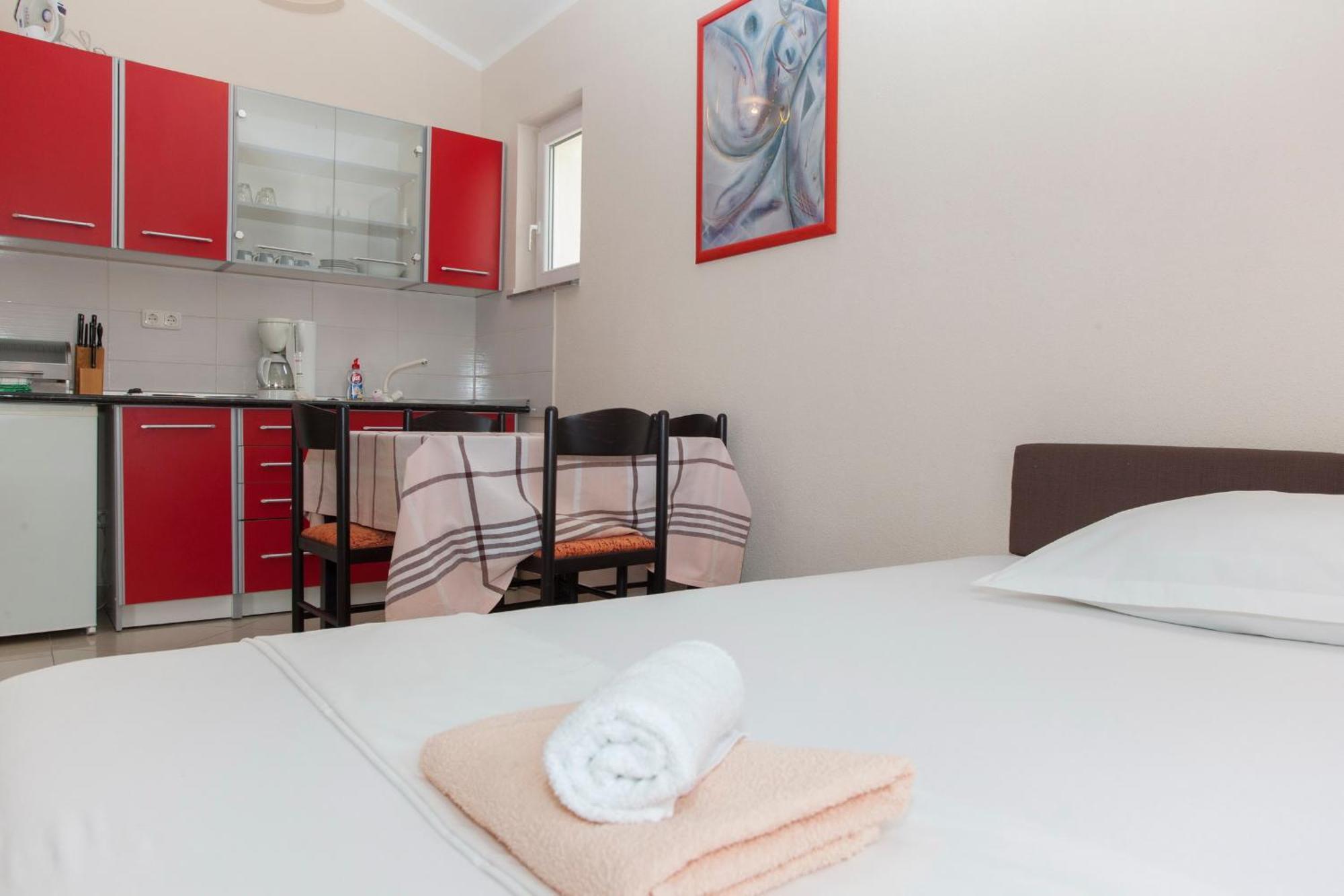 Apartments Damjanovic Makarska Oda fotoğraf