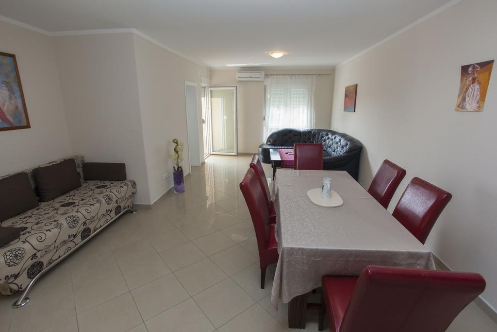 Apartments Damjanovic Makarska Oda fotoğraf