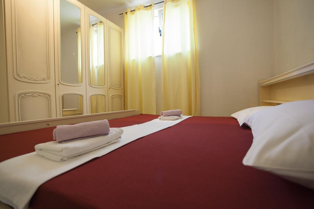 Apartments Damjanovic Makarska Oda fotoğraf