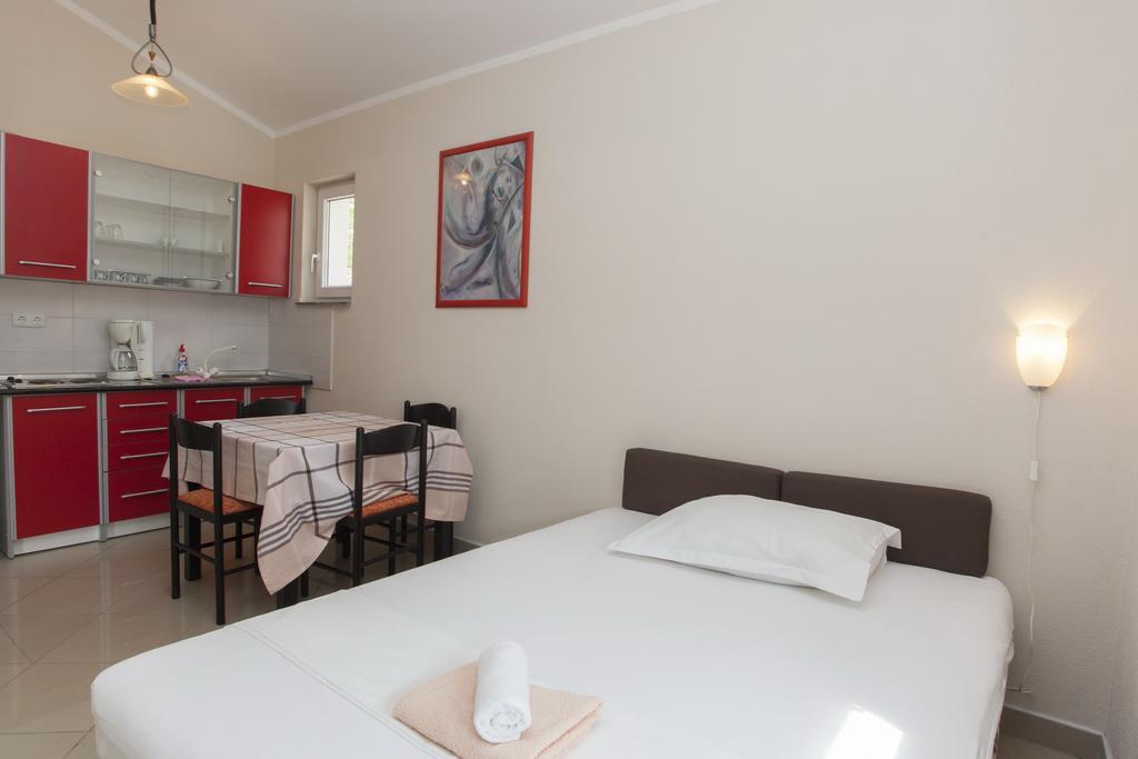 Apartments Damjanovic Makarska Oda fotoğraf